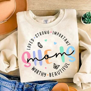 Sweatshirt with motivational text on a wooden surface